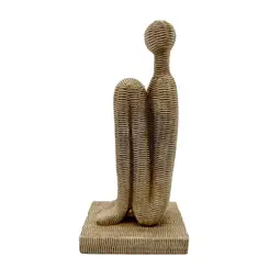 Escultura Decorativa Figura Abaixada em Resina Textura Palha
