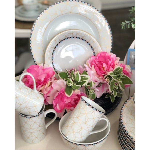 Lindo jogo de chá em porcelana com tema floral na tonalidade rosa